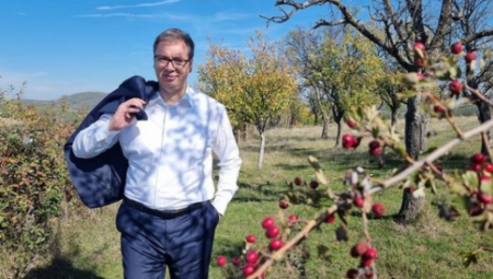 LEPOTA SRBIJE OSTAĆE VEČNA Predsednik Vučić zabacio sako preko ramena, a onda zastao na mestu sa kog se pruža nestvaran pogled
