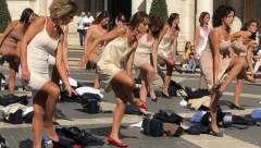 SKINULE SE NASRED GRADA ZBOG OTKAZA Prelepe stjuardese napravile haos - bez stida i sramote se svlačile!