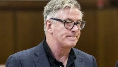 ISPLIVAO SNIMAK NJEGOVE REAKCIJE Evo kako je izgledao Boldvin kada su mu saopštili da je Halina preminula, nju je prvu pozvao (VIDEO)