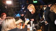 GOSTI PRETUKLI KOVID REDARA, POČELI DA GA DAVE Haos u restoranu u Zrenjaninu