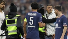NAVIJAČ JURIO MESIJA PO TERENU! Remi Pari Sen Žermena u senci incidenta na stadionu! (VIDEO)