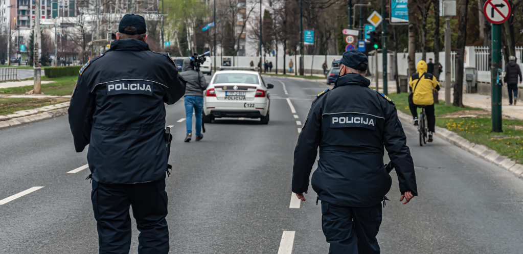 TEŠKA SAOBRAĆAJNA NESREĆA KOD MOSTARA Povređene ljude izvlačili iz smrskanih vozila!