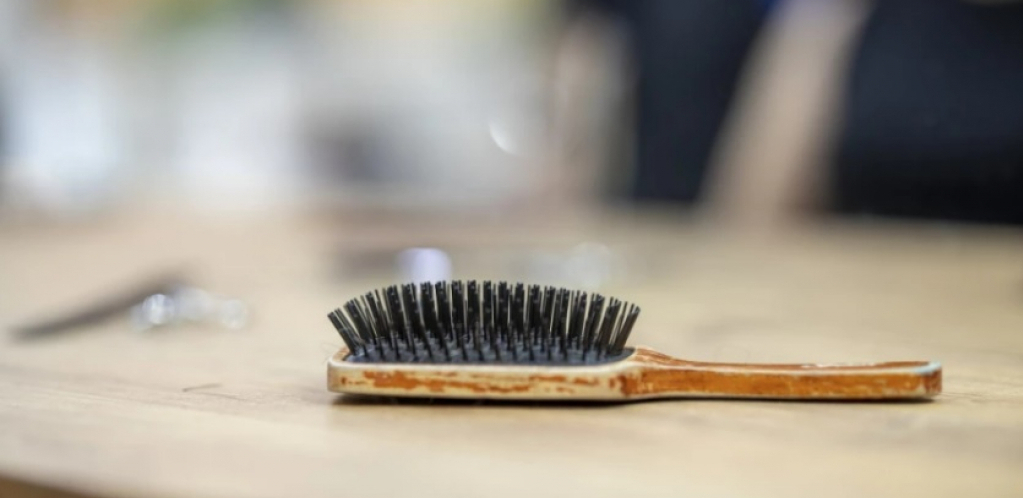 MOŽDA VAM SE ZBOG TOGA BRŽE MASTI Evo zašto je bolje da koristite drvenu četku za kosu, umesto plastične