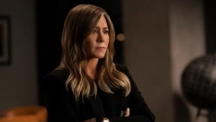 PROVOKATIVNO IZDANJE DŽENIFER ANISTON Pozirala u bikiniju ogrnuta samo sakoom, mreže se usijale