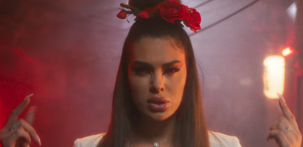 MINA ULAZI DA ZAVEDE CARA Vrbaški potpisala ugovor za vrtoglavu sumu novca i sa posebnim zadatkom!