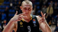 ŠOK ZA PARTIZAN! Smailagić povredio koleno, morali da ga iznose sa terena! (FOTO)