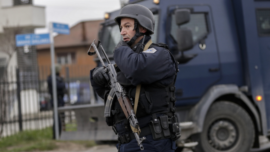 LAŽNA KOSOVSKA POLICIJA KOD JARINJA SA DUGIM CEVIMA Albanska zastava se vijori nad Kosovom