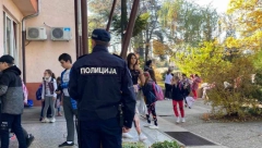 ŠTA JE DUŽNOST ŠKOLSKOG POLICAJCA Od juče ih ima u svakoj školi, on mora da radi ovo