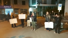 PUKAO PROTEST PROTIV SRBIJE Albanci, muslimani i Hrvati se udružili - došlo samo 7 žena! (VIDEO)