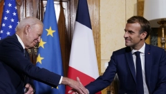 NOVI GAF DŽOA BAJDENA! Čak se i Makron blago nasmejao