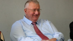 VIC DANA Došao Vojislav Šešelj na šišanje i pita ga frizer da li voli Hrvate i Bosance...