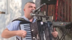 NEMAŠ KEŠ, IMAM JA REŠENJE! Harmonikaš namontirao na instrument čitač BANKOVNIH KARTICA (VIDEO)