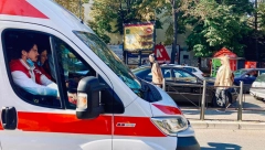 KRVAVA DEVOJKA SEDELA ZAGLAVLJENA U AUTU Sudarili se taksi i putničko vozilo u centru Beograda