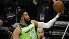LUDA SCENA NA NBA TERENU Navijačica htela da se zalepi za parket Timbervulfsa