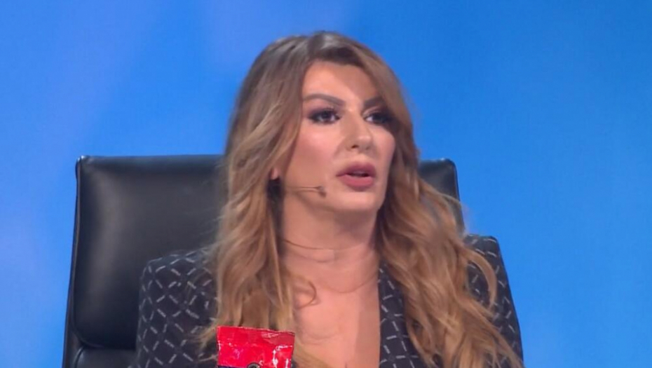 VIKI POKAZALA GRUDI PRED EMISIJU! Pevačica pozirala u preuskoj haljini, a onda je uletela Ceca i napravila lom!
