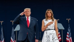 IMA TAJNO IME, GOVORI NAŠ JEZIK, A KRIJE MNOGE STVARI Melanija Tramp ima jugoslovesnke korene, a u ranoj mladosti pozirala je obnažena za muški časopis! (FOTO)