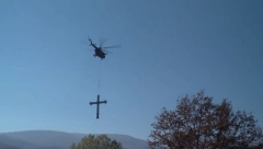 Za postavljanje Časnog krsta iznad manastira Mileševe odlikovani pukovnik i helikopterska eskadrila
