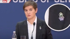 POSEBNA ČAST SVIM PALIM SRBIMA! Samo retki su primetili detalj na reveru Ane Brnabić - evo šta on predstavlja! (FOTO)