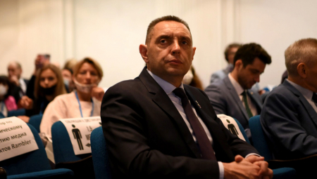 SKANDALOZNA PORUKA ALBANACA: Na skupštinskoj govornici u Prištini ostavljen sraman gest upućen ministru Vulinu