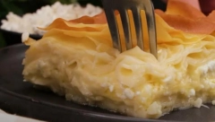 PITA SA 3 VRSTE SIRA: Veoma sočna i mekana, prava harmonija ukusa! (VIDEO)
