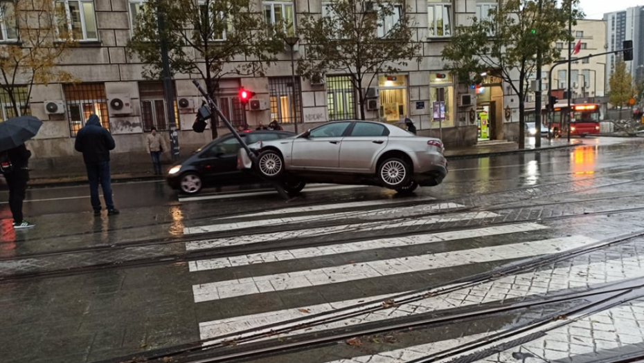 NA ULAZU U NEMANJINU ŠOK! Automobil udario u semafor i ostao na njemu (VIDEO)