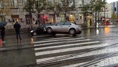 NA ULAZU U NEMANJINU ŠOK! Automobil udario u semafor i ostao na njemu (VIDEO)