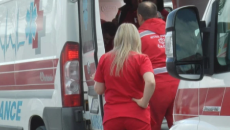 RODITELJI UPLAŠENI I USPLAHIRENI POSLE NAPADA U ZRENJANINSKOJ ŠKOLI: ''Zabrinula sam se kada sam videla da Hitna pomoć ulazi u zgradu''