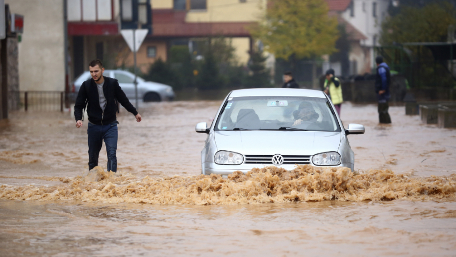 NEREALNE SCENE U BiH: Nevreme kakvo se ne pamti, automobili nestali u klizištu (FOTO/VIDEO)