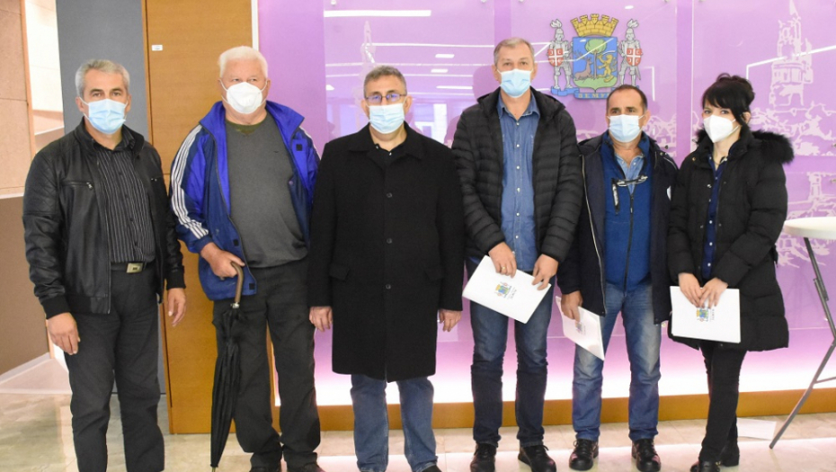 POTPISANI UGOVORI ZA DODELU GRAĐEVINSKIH PAKETA Ugovore je porodicama uručio član Veća Gradske opštine Zemun i predsednik Saveta za migracije Boško Radovanović