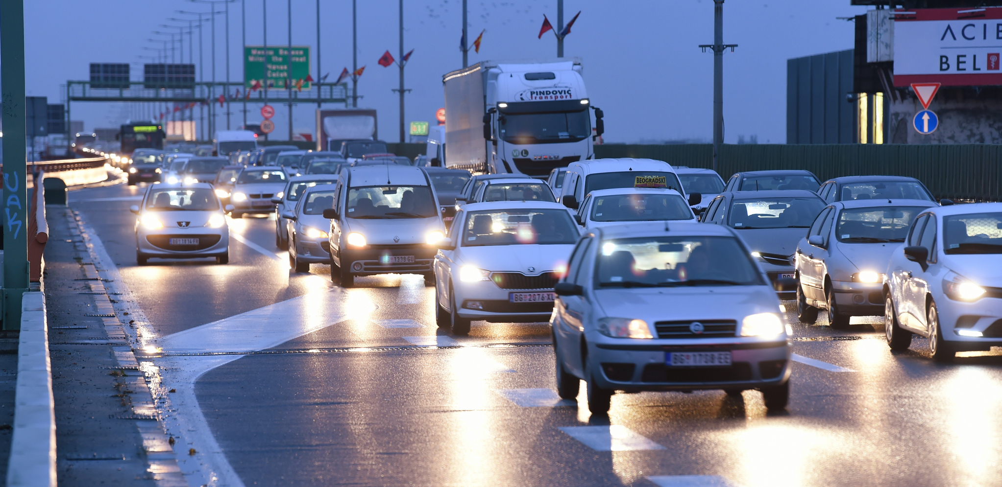 KILOMETARSKA KOLONA NA AUTO-PUTU Totalni haos u pravcu ka Beogradu, automobili bukvalno mile, ovo je glavni razlog