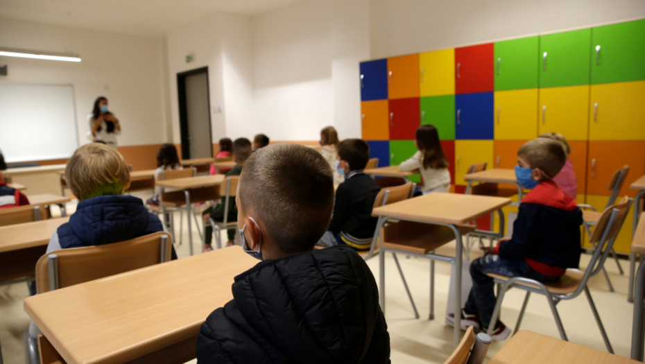Mobilni u kutiju, mozak u učionicu!