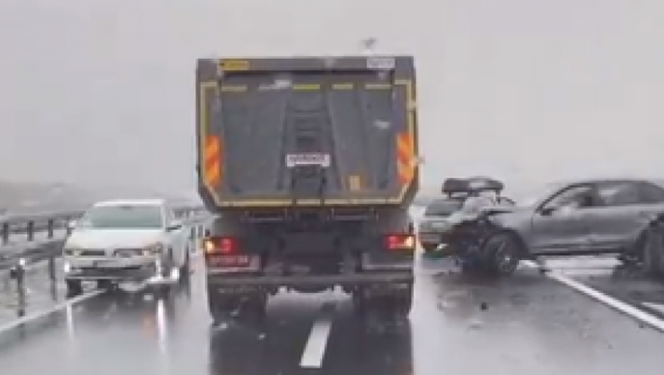 SAOBRAĆAJNA NESREĆA KOD OBRENOVCA Lančani sudar na auto-putu "Miloš Veliki" (FOTO)