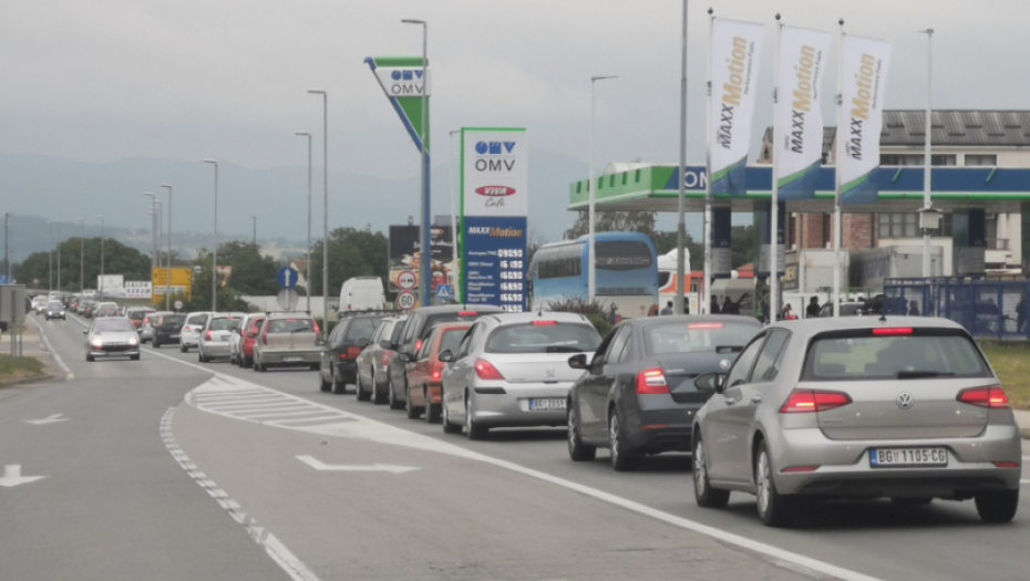 AMSS APELUJE NA VEĆU TOLERANCIJU I PAŽNJU! Tokom vikenda više vozila na putu, oprez zbog biciklista!