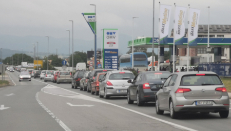 KOLAPS NA PRILAZU AUTO-PUTU MILOŠ VELIKI Formirane dugačke kolone vozila iz pravca Zlatibora ka Beogradu (FOTO/VIDEO)