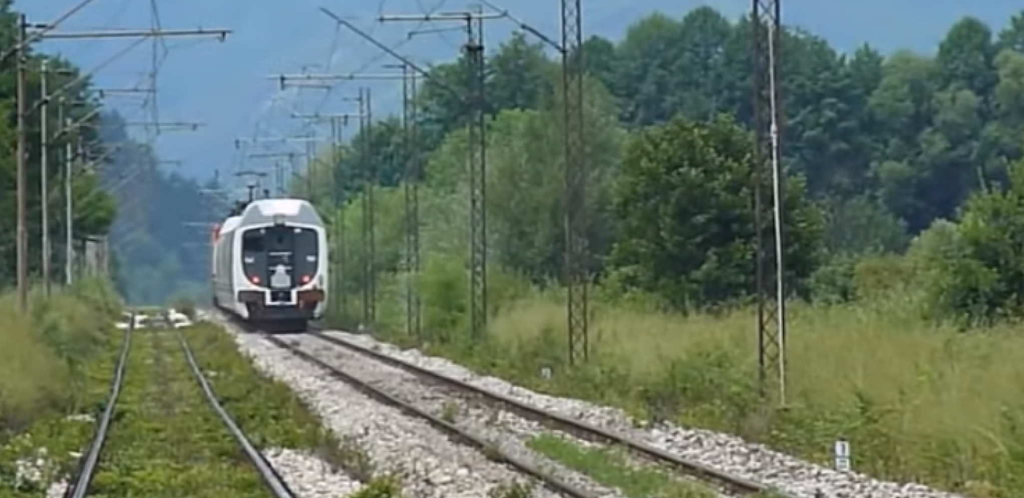 NESREĆA KOD VRANJA Tinejdžer se popeo na voz, dobio teške opekotine od strujnog udara
