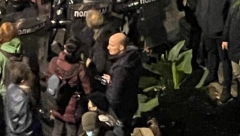 NEPRIJAVLJEN SKUP U NJEGOŠEVOJ Vređaju policiju, pristižu i desničari (FOTO/VIDEO)