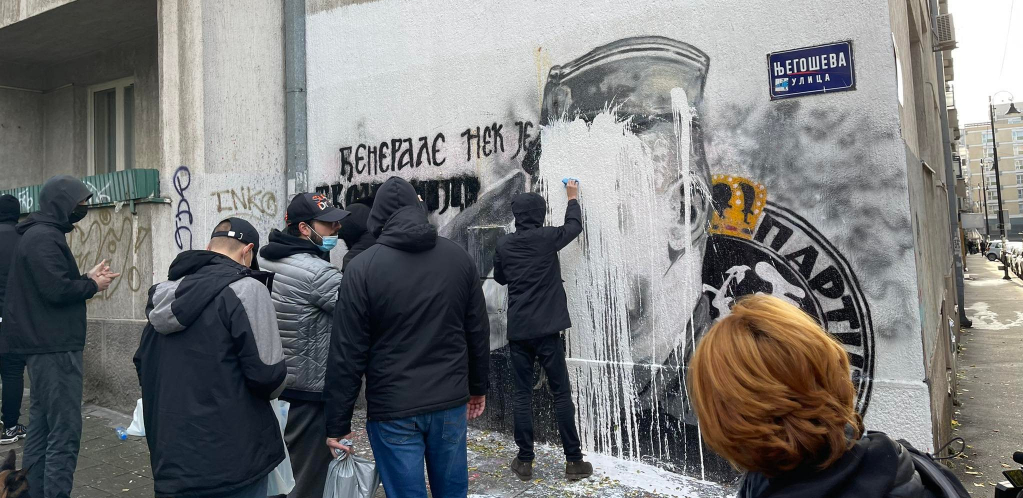 NASTAVLJA SE RAT GRAFITIMA Osvanuo novi natpis u Beogradu: "Ratko Mladić srpski heroj" (FOTO)