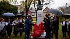 Princ Filip otkrio spomenik Kraljici Mariji u Inđiji