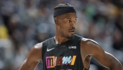 SENZACIJA U NBA Ispao favorit, Janis na kolenima, Batler u padu pogodio za čudo (VIDEO)