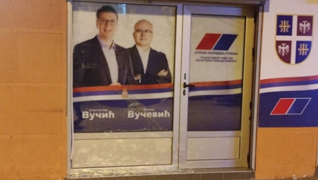 NASILJE SE NASTAVLJA Lome se stakla prostorija SNS-a u Novom Sadu (FOTO/VIDEO)