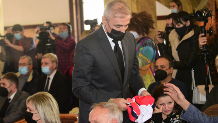 BUJICA EMOCIJA NA KOMEMORACIJI! Dres Crvene zvezde i potresan govor legende crveno-belih na oproštaju od Marinka Rokvića! (FOTO)