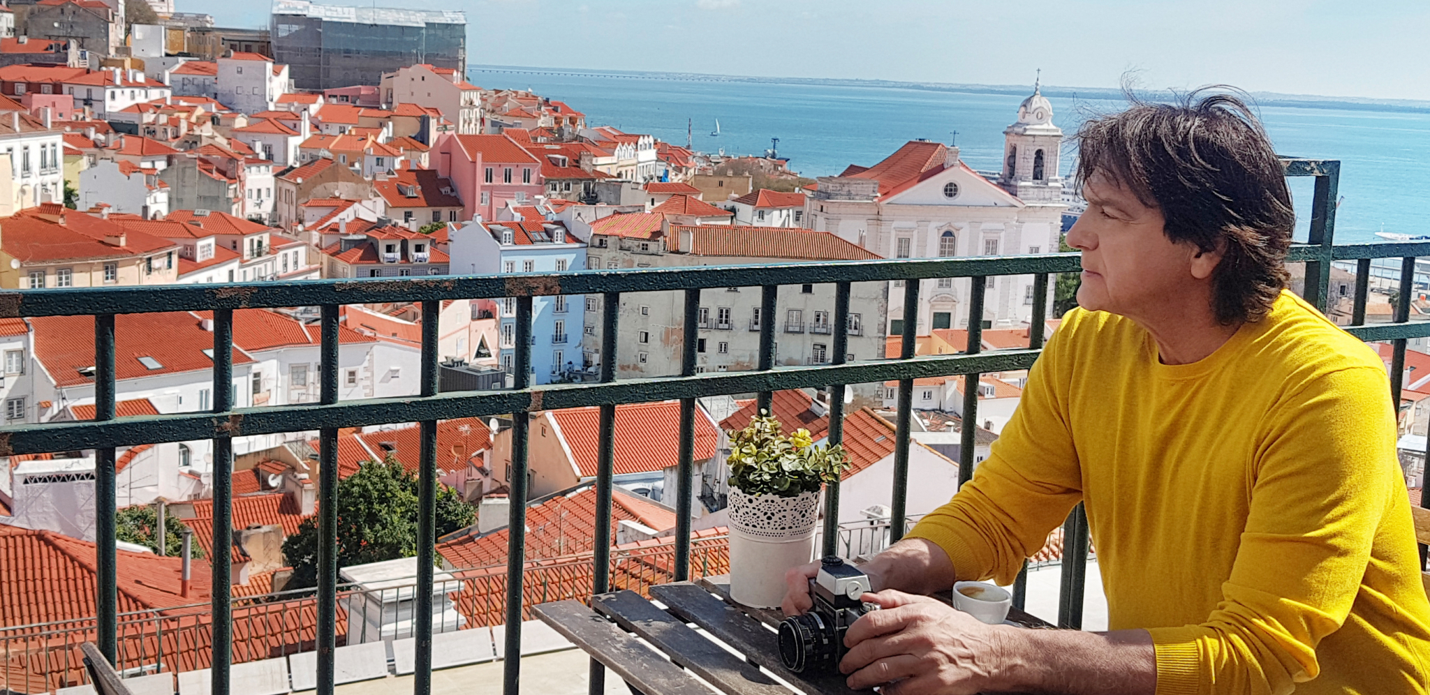 KAČKET I NAOČARE Zdravko Čolić pokušao neprimetno da prođe pored svih, a ovako je reagovao kada su ga primetili (FOTO)