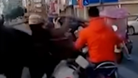 DIVLJA ZVER OBORILA ŽENU SA SKUTERA U zastrašujućem incidentu povređeno 7 osoba! (VIDEO)