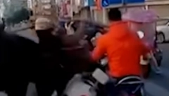 DIVLJA ZVER OBORILA ŽENU SA SKUTERA U zastrašujućem incidentu povređeno 7 osoba! (VIDEO)