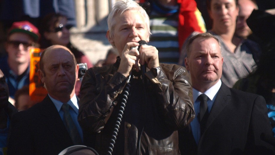 SRAMNO! NOVINARU ZAPEČAĆENA SUDBINA? Britanski sud usvojio žalbu Amerikanaca, Asanžu preti 175 godina robije!