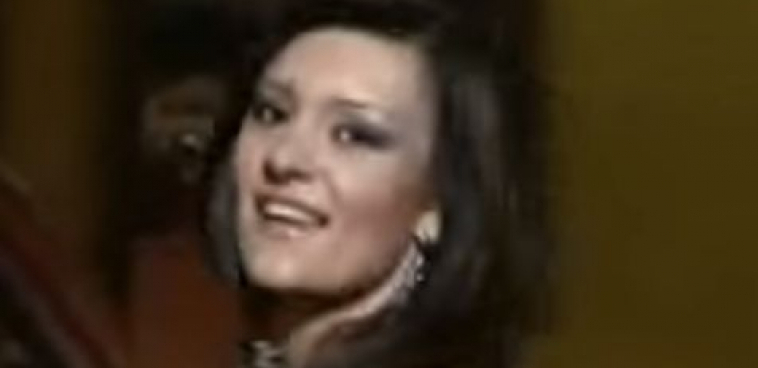 BILA JE NA VRHUNCU KARIJERE! Pevačica je preko noći nestala sa scene, potpuno promenila profesiju, udata je za fudbalera i danas izgleda nikad bolje!