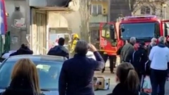 POŽAR U MESARI NA KARABURMI Kulja dim iz objekta, građani se okupili ispred (FOTO)