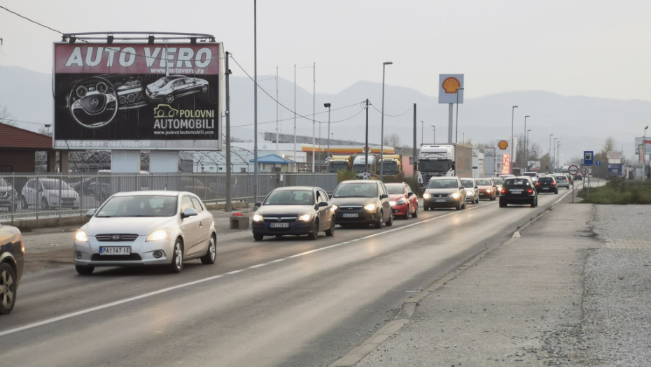 AMSS UPOZORAVA! Pojačan intenzitet saobraćaja, oprez u vožnji zbog mokrih kolovoza i padavina