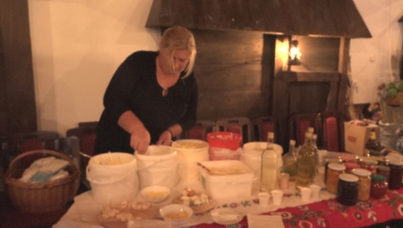 EGZOTIČNI RECEPTI NAŠIH BAKA Zgoreli kajmak, džem od ljubičica: Vanja pravi specijalitete od kojih ide voda na usta (FOTO)