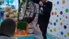 LJUDI SU ZGROŽENI! Snimak na kojem deca u igraonici igraju kolo dok im pevač Goci benda peva "Neće Gara da primi vakcinu" šokirao roditelje u Srbiji!